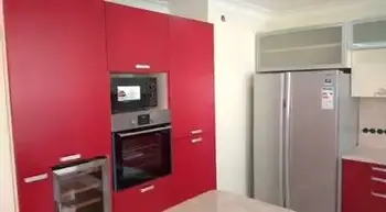 Кухня зі стільницею та робочою зоною